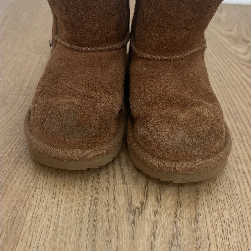 UGG Bailey Zip Short Boot‎ Size 9 Toddler